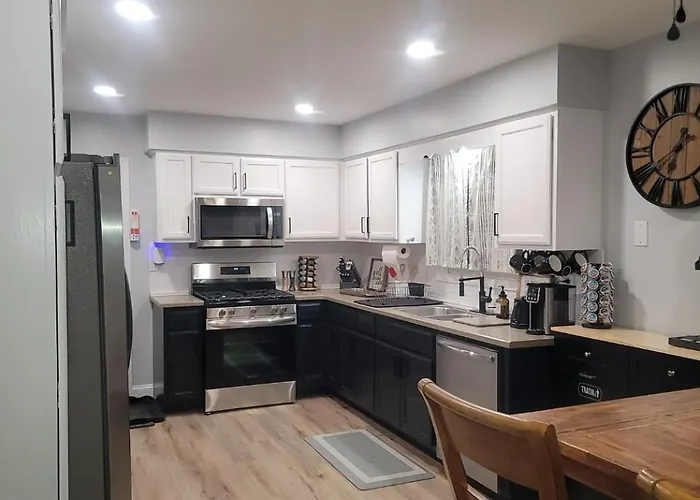 6 Bedroom! Pool Table, Gaming Area, Firepit & Joliet