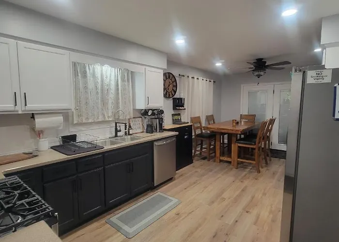 6 Bedroom! Pool Table, Gaming Area, Firepit &
