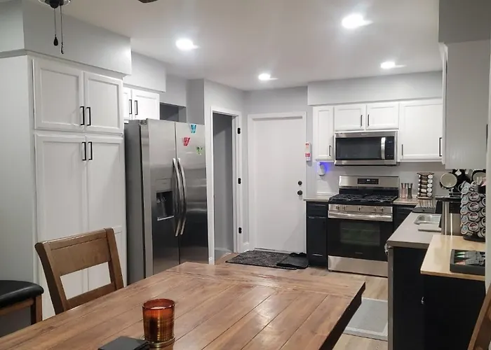 6 Bedroom! Pool Table, Gaming Area, Firepit & Joliet