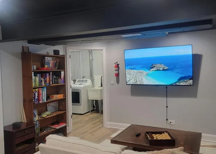 6 Bedroom! Pool Table, Gaming Area, Firepit & Holiday home