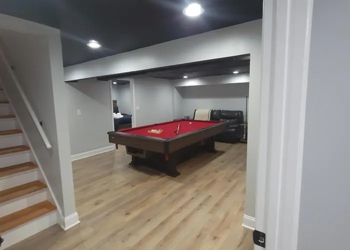 6 Bedroom! Pool Table, Gaming Area, Firepit & Holiday home Joliet