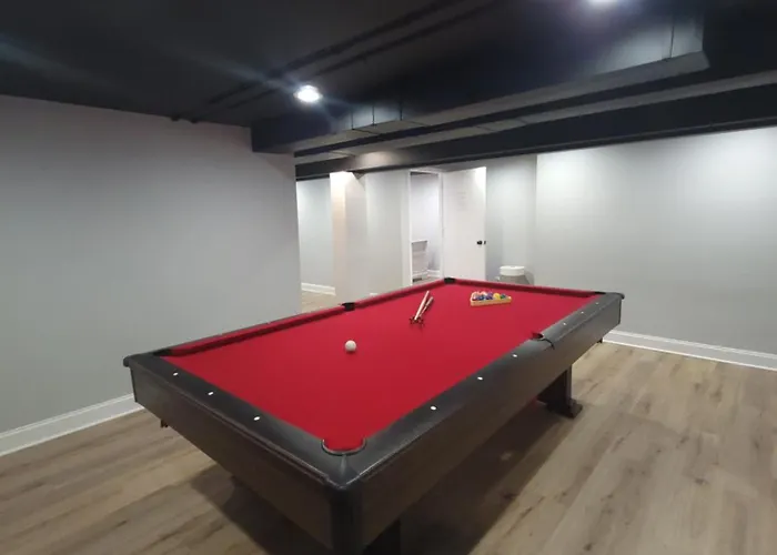 6 Bedroom! Pool Table, Gaming Area, Firepit &