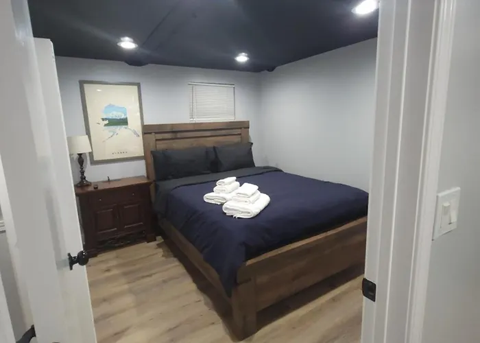 6 Bedroom! Pool Table, Gaming Area, Firepit & Holiday home Joliet
