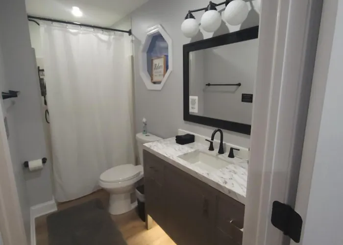 6 Bedroom! Pool Table, Gaming Area, Firepit & Joliet
