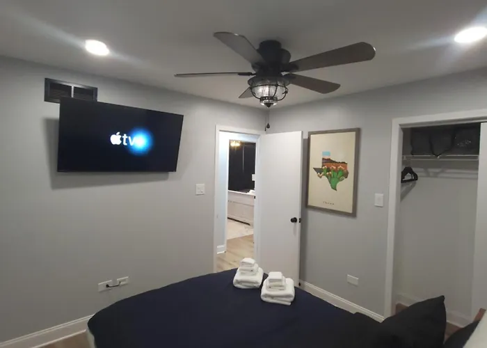 6 Bedroom! Pool Table, Gaming Area, Firepit & * Joliet