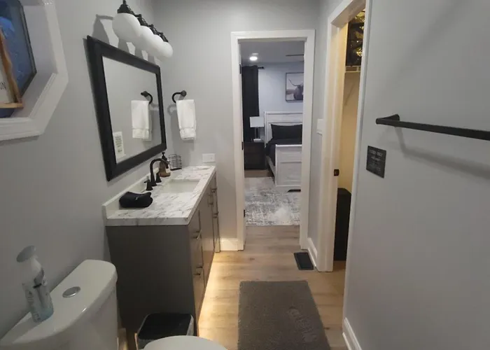6 Bedroom! Pool Table, Gaming Area, Firepit & Holiday home Joliet