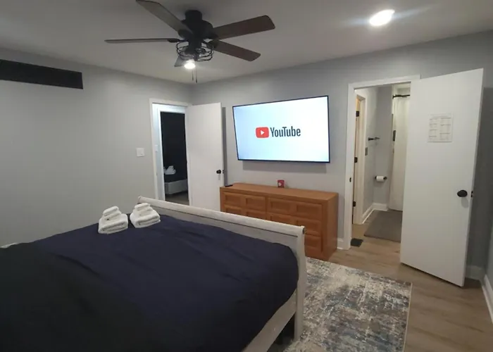 Holiday home 6 Bedroom! Pool Table, Gaming Area, Firepit & Joliet