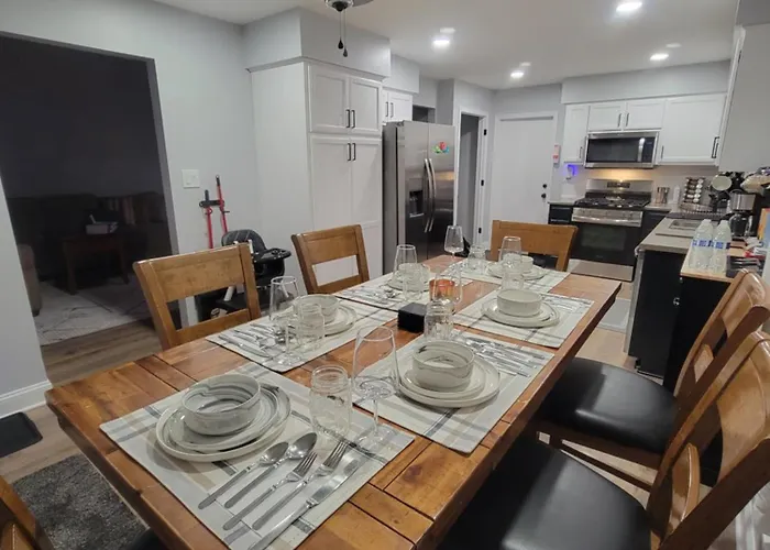 6 Bedroom! Pool Table, Gaming Area, Firepit & Joliet